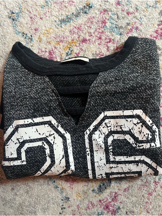 Bobbie Brooks Tops - 🖤💋Bobbie Brooks Black Heather V-Neck Sweatshirt with Distressed White Graphic💋🖤